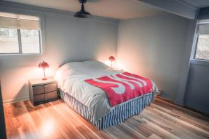 Katil atau katil-katil dalam bilik di Therapeutic Summer Retreat 2.5 Acres with Views and Sauna