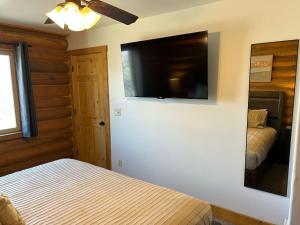 Postel nebo postele na pokoji v ubytování Cabin with Views Near Zion and Bryce