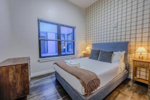 a bedroom with a large bed and a window at 4 Bed 2 Bath 200mbps Internet Luxury Keyless Entry in Boston
