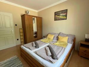 Posteľ alebo postele v izbe v ubytovaní Apartment Gyenesdias 19 + 12 fotografií