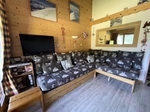 un salon avec un canapé et une télévision à écran plat dans l'établissement Résidence Cristallin - Le Cristallin 33 - Agréable 2 pièces au pied des pistes MAE-5454, à Valmorel
