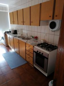 a kitchen with a stove and a sink at Casa acolhedora 