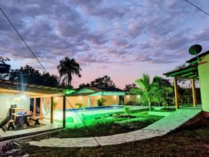 una casa con piscina di notte di Veraneio Recanto dos Ipês a Pirenópolis