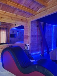 Saint-AigulinにあるLE SECRET LOVE ROOMの大きなエアベッドを備えたジムのある部屋