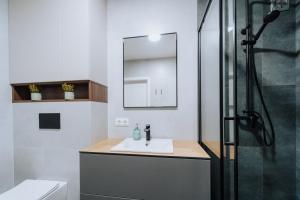 Ένα μπάνιο στο Bright 2-Bed Flat Near Station Work-Friendly +65 φωτογραφίες