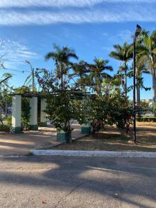 セッテ・ラゴアスにあるQuarto Econômico no Centro para 2 Pessoasのヤシの木と灯りの建物