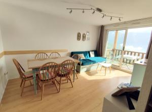 a living room with a table and chairs and a couch at Résidence Royal Peyragudes Mp - T2/6pers -ROYAL 44A- Peyresourde MAE-3601 in Germ