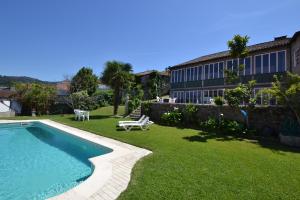 un complexe avec une piscine et un bâtiment dans l'établissement Casa Nobre do Correio-Mor, à Ponte da Barca