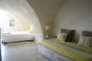 ein Schlafzimmer mit einem Bett und einem Sofa in einem Zimmer in der Unterkunft Chambre d'hôtes La Font in Eygliers