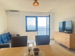 Televízia a/alebo spoločenská miestnosť v ubytovaní Apartment Ferias