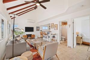 Μια τηλεόραση ή/και κέντρο ψυχαγωγίας στο Starlite Casita - Charming Renovated Cabin + Spa