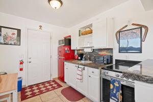 Η κουζίνα ή μικρή κουζίνα στο Starlite Casita - Charming Renovated Cabin + Spa