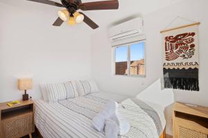 Ένα ή περισσότερα κρεβάτια σε δωμάτιο στο Starlite Casita - Charming Renovated Cabin + Spa +62 φωτογραφίες