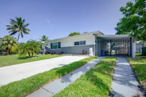 una entrada que conduce a una casa con una puerta en Less Than 3 Mi to Hard Rock Stadium Miami Home with Sunroom, en Miami