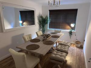 ein Esszimmer mit Tisch und Stühlen in der Unterkunft Elegant 5 Bed 5 Bath Home in Englefield Green