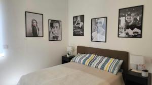 En eller flere senge i et værelse på Garda Moments Apartment