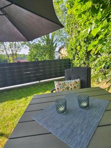 een houten tafel met twee kommen erop bij Ferienwohnung Elya, Auszeit zwischen Outlet und Natur in Bad Münstereifel