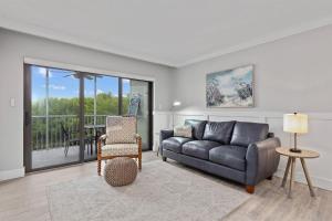 un salon avec un canapé et une chaise dans l'établissement Bayside Villa 5110- Captiva One Bedroom Deluxe Residence, à Captiva