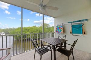 un balcon avec une table et deux chaises et un ventilateur de plafond dans l'établissement Bayside Villa 5110- Captiva One Bedroom Deluxe Residence, à Captiva