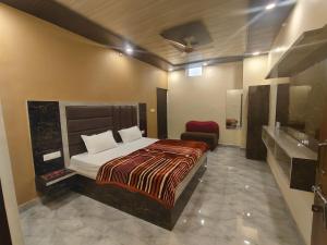 a bedroom with a large bed and a bathroom at Hotel virat inn in Gwalior