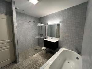 ein Badezimmer mit Badewanne, Toilette und Waschbecken in der Unterkunft Résidence 191-soulac Sur Mer - 191 - Villa Soulacaise de charme au cœur de Soulac-sur-Mer MAE-9123 in Soulac-sur-Mer + 21 Fotos