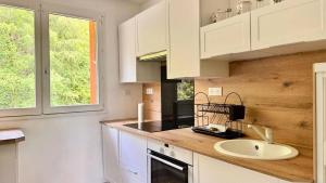 Η κουζίνα ή μικρή κουζίνα στο Résidence Solarium - Joli T2 avec balcon pour 2 personnes MAE-4393 +1 φωτογραφίες