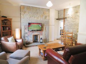 TV a/nebo společenská místnost v ubytování Kipper Cottage on the Northumberland Coast