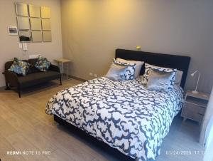 Un dormitorio con una cama grande y un sofá. en Apartaestudio Centro Bogotá, en Bogotá