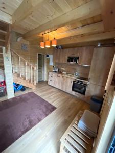 Kuchyňa alebo kuchynka v ubytovaní Wellness House Prague Pohádkový Ráj
