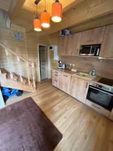 Kuchyňa alebo kuchynka v ubytovaní Wellness House Prague Pohádkový Ráj
