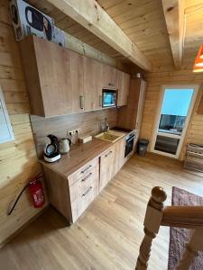 Kuchyňa alebo kuchynka v ubytovaní Wellness House Prague Pohádkový Ráj