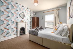 Ένα ή περισσότερα κρεβάτια σε δωμάτιο στο Spacious 6 Bed Home in Central Bedford w Parking