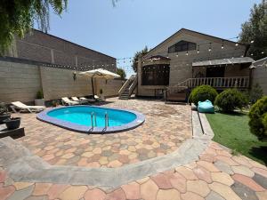 une cour arrière avec une piscine et une maison dans l'établissement Villa Melqonyans, à Erevan