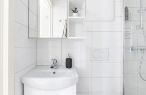 a white bathroom with a sink and a mirror at Modern apartment ONLY 5 minutes from City centre in Bergen +13 photos