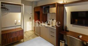 Iconyc Charlie Ibirapuera Hotel的厨房或小厨房