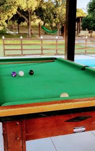 a snooker table with a green cloth sidx sidx at Chácara Belas Artes in Sairé