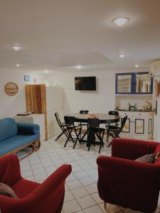 a living room with a table and chairs at Pied-à-Terre in Piazzetta in Capri