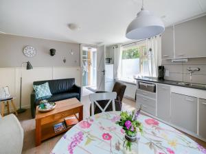 Kuchyň nebo kuchyňský kout v ubytování Beautiful Apartment in Callantsoog near Beach + 37 fotografií
