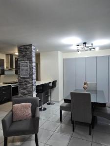 a kitchen and dining room with a table and chairs at Pozos Comfort House in San Luis Potosí