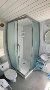 une salle de bain avec toilettes et lavabo dans un avion dans l'établissement 50m od Jeziora Holender, à Zawóz