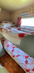 - 2 lits dans une chambre ornée de fleurs rouges dans l'établissement 50m od Jeziora Holender, à Zawóz