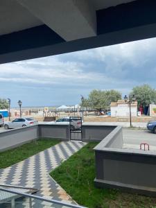 een uitzicht op een parkeerplaats vanuit een gebouw bij SeaZen Studio in Mamaia Nord – Năvodari