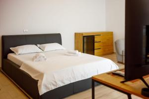 een slaapkamer met een bed met twee handdoeken erop bij SeaZen Studio in Mamaia Nord – Năvodari