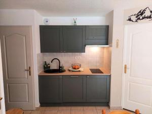 Η κουζίνα ή μικρή κουζίνα στο Résidence Gardette - Joli T2 entièrement refait à neuf dans la station de Réallon A07 MAE-7323 +4 φωτογραφίες