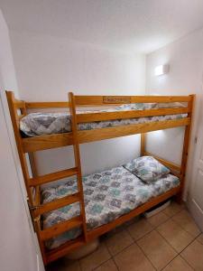 Ένα ή περισσότερα κρεβάτια σε δωμάτιο στο Résidence Gardette - Joli T2 entièrement refait à neuf dans la station de Réallon A07 MAE-7323