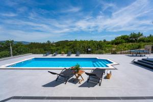 Bazén v ubytování Villa Dalmatia with Sauna, Hot tub, Heated pool nebo v jeho okolí