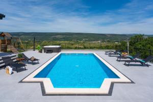 Bazén v ubytování Villa Dalmatia with Sauna, Hot tub, Heated pool nebo v jeho okolí