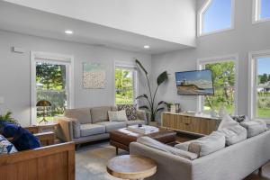 Μια τηλεόραση ή/και κέντρο ψυχαγωγίας στο NF Wine Country Retreat with Dock