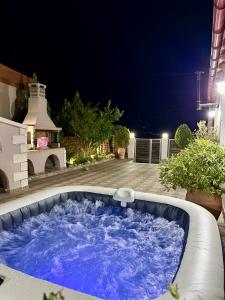 Bazén v ubytování Villa Asterousia with Heated Jacuzzi, BBQ & Lounge nebo v jeho okolí