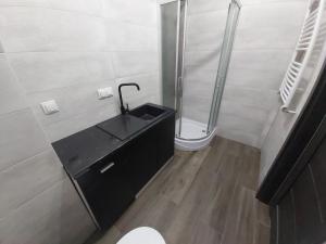 a bathroom with a black sink and a shower at 1140 Włościańska 5 - Tanie Pokoje w Apartamencie - samodzielne zameldowanie - self check in in Poznań